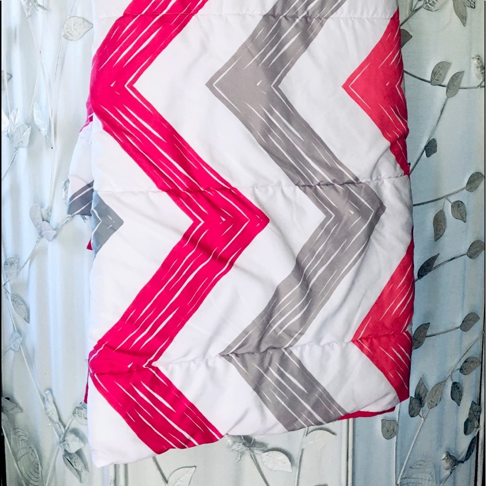 Reversible pink & pink/gray zigzag comforter. Twin X long